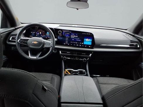 Used 2025 Chevrolet Traverse LT w/ Sun and Wheel Package image 8