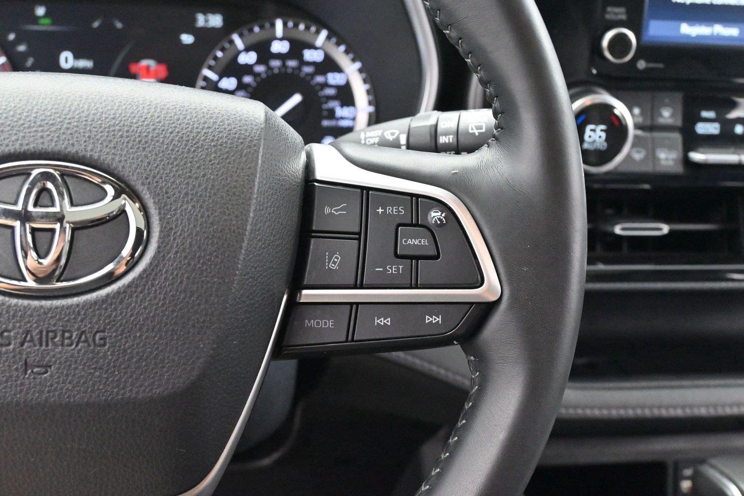 Used 2022 Toyota Highlander XSE AWD/4WD image 15
