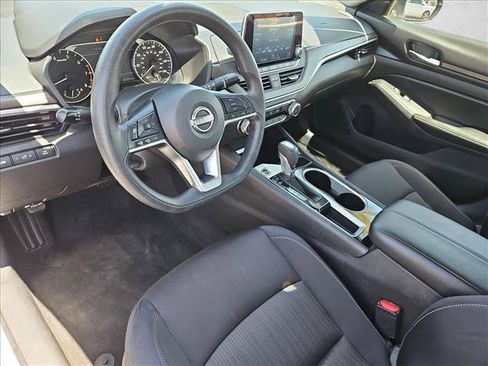 Used 2024 Nissan Altima 2.5 SV FWD image 11