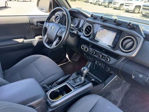 Used 2018 Toyota Tacoma TRD Off-Road w/ Technology Package AWD/4WD image 19