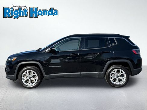 Used 2025 Jeep Compass Latitude AWD/4WD image 3