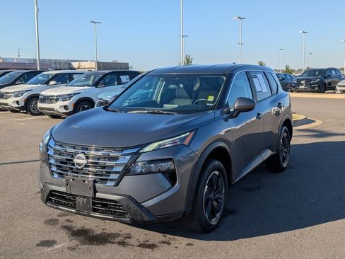 Used 2024 Nissan Rogue SV image 3