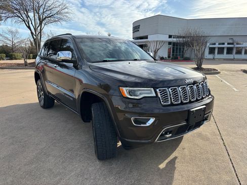 Used 2017 Jeep Grand Cherokee Overland w/ Jeep Active Safety Group image 3
