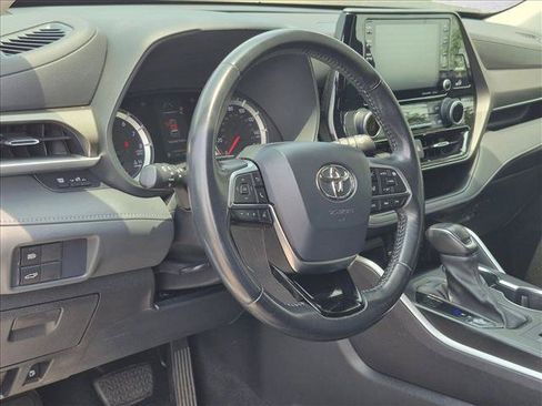Used 2021 Toyota Highlander LE AWD/4WD image 10