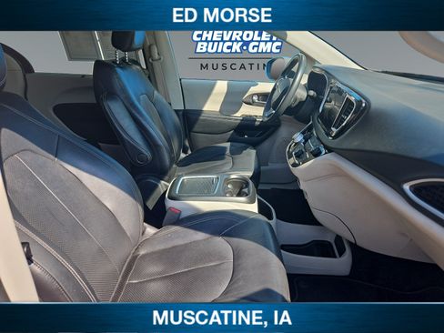Used 2022 Chrysler Pacifica Touring-L FWD image 16