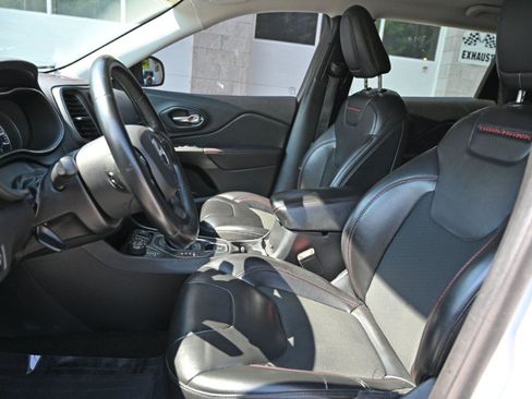 Used 2020 Jeep Cherokee Trailhawk AWD/4WD image 10