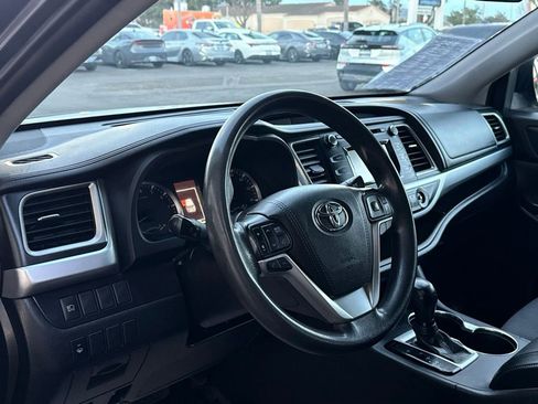 Used 2018 Toyota Highlander LE w/ Carpet Mat Package (TMS) image 12