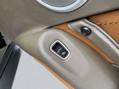 Used 2022 Aston Martin V8 Vantage Roadster RWD image 37