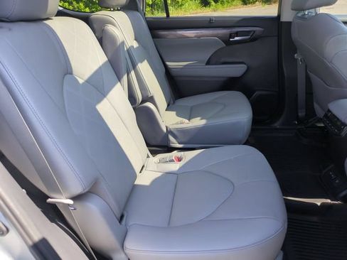 Used 2023 Toyota Highlander Platinum FWD image 33