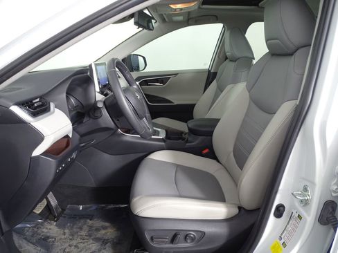 Used 2019 Toyota RAV4 Limited image 13