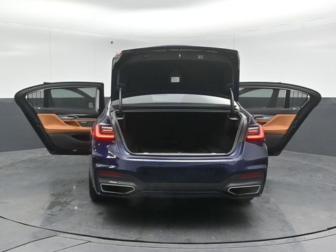 Used 2022 BMW 750i xDrive w/ Luxury Rear Seating Package image 50