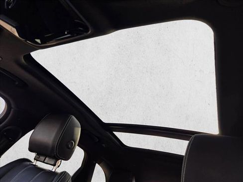 Certified 2022 Land Rover Range Rover Velar R-Dynamic S image 16