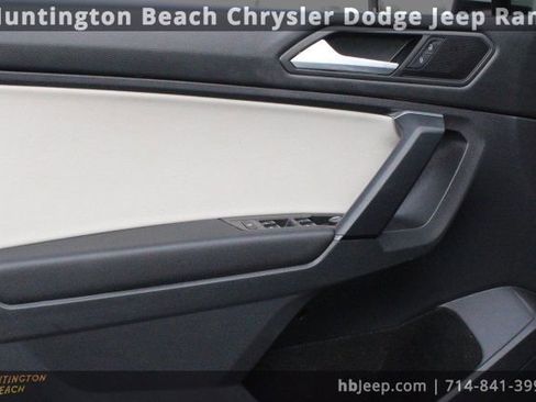 Used 2019 Volkswagen Tiguan SE w/ Panoramic Sunroof Package image 9