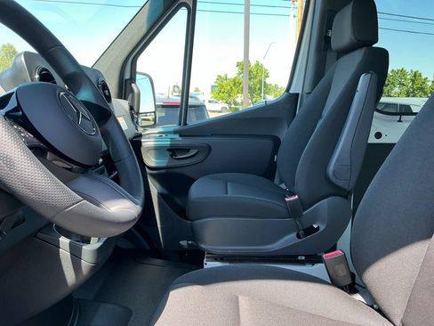 Used 2025 Mercedes-Benz Sprinter 2500 image 10