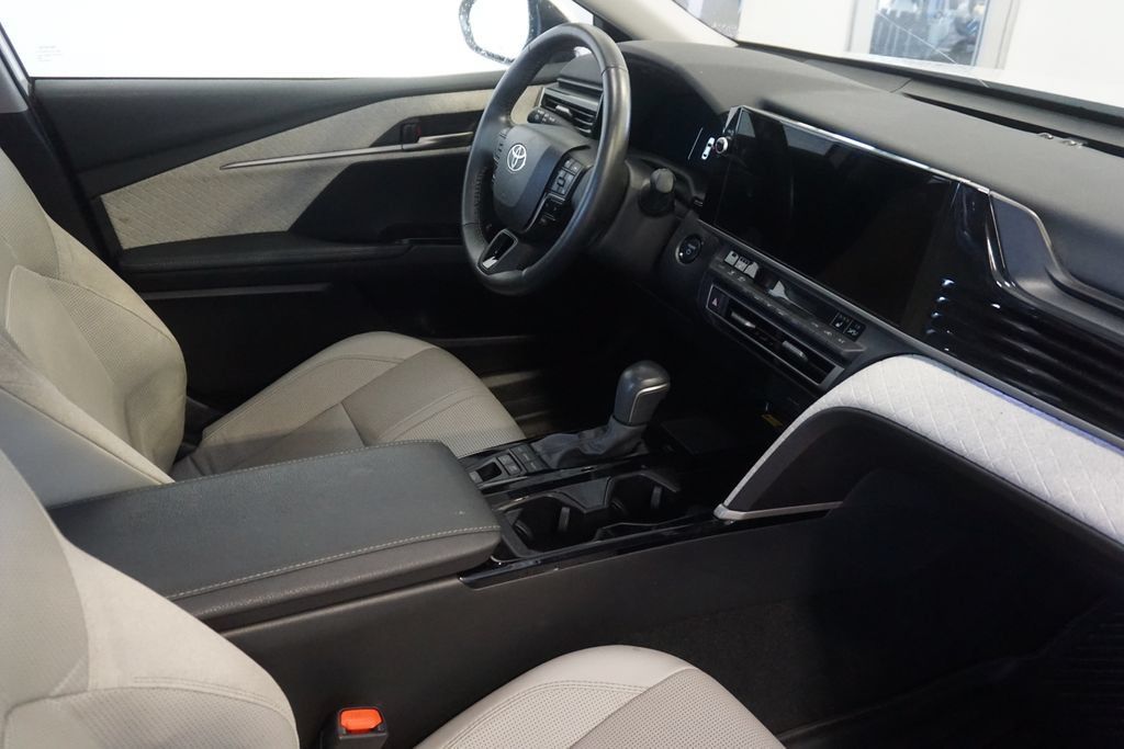 Used 2025 Toyota Camry XLE AWD/4WD image 23