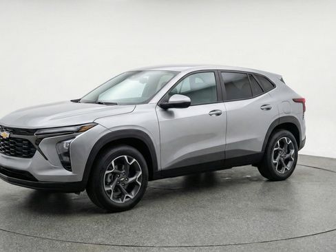 Used 2025 Chevrolet Trax LT image 3