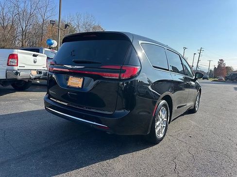 Used 2024 Chrysler Pacifica Touring-L FWD image 8