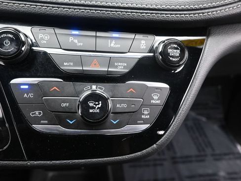 Used 2024 Chrysler Pacifica Limited FWD image 30