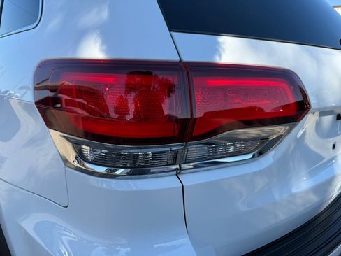 Used 2020 Jeep Grand Cherokee Laredo image 11