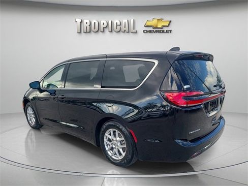 Used 2024 Chrysler Pacifica Touring-L image 3