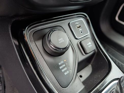 Used 2020 Jeep Compass Latitude AWD/4WD image 35