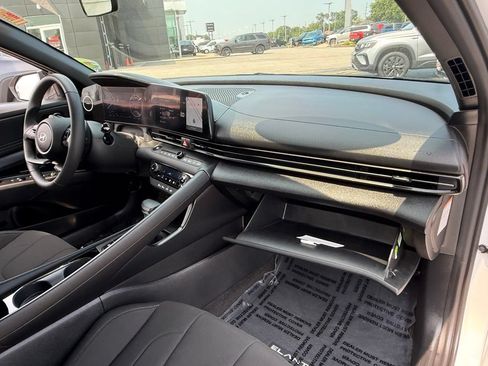 Used 2025 Hyundai Elantra SEL FWD image 12