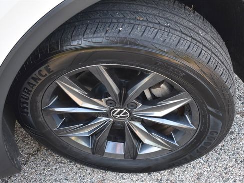 Used 2022 Volkswagen Tiguan SE image 14