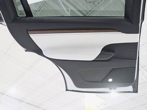 Used 2022 Tesla Model X image 33