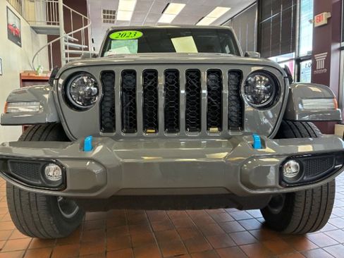 Used 2023 Jeep Wrangler Unlimited Sahara AWD/4WD image 4