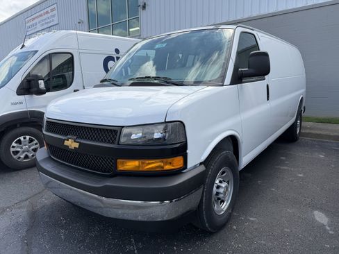 New 2026 Chevrolet Express 3500 Extended RWD image 4