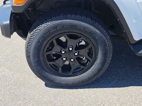 Used 2022 Jeep Gladiator Sport image 7