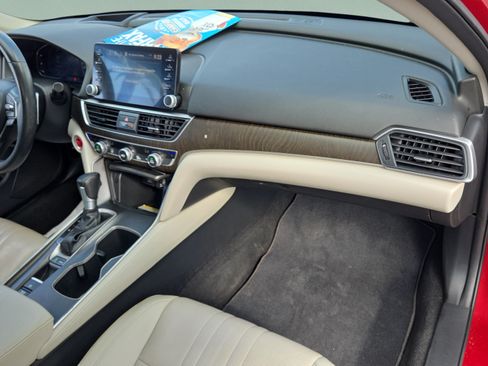 Used 2018 Honda Accord Touring image 16