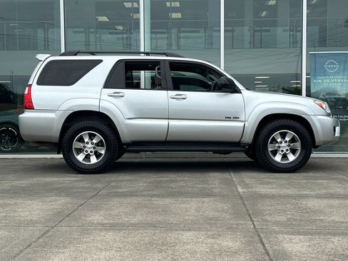 Used 2006 Toyota 4Runner SR5 AWD/4WD image 2