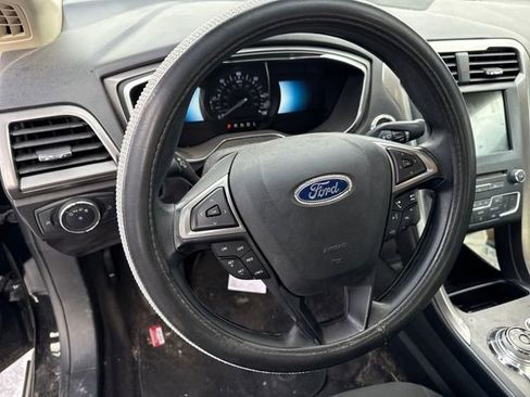 Used 2018 Ford Fusion SE image 12