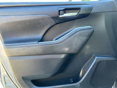 Used 2020 Toyota Highlander XLE image 15