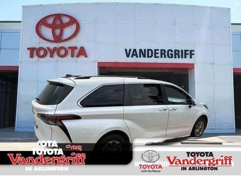 Certified 2023 Toyota Sienna XLE FWD image 1