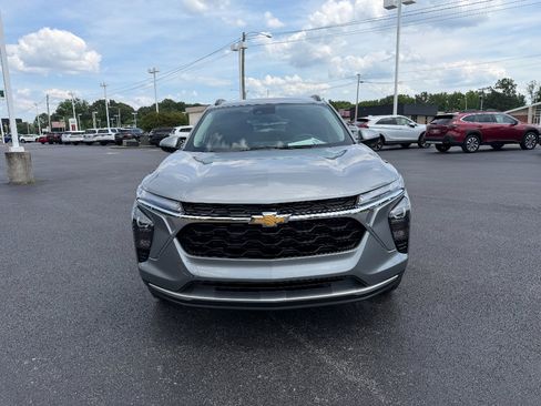 Used 2025 Chevrolet Trax LT w/ LT Convenience Package FWD image 2