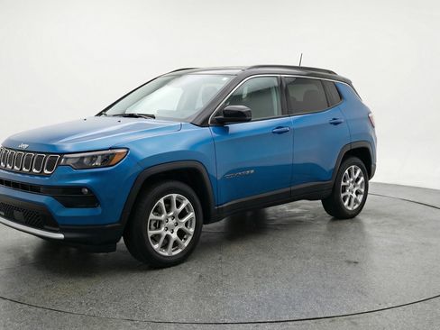 Used 2025 Jeep Compass Limited AWD/4WD image 3