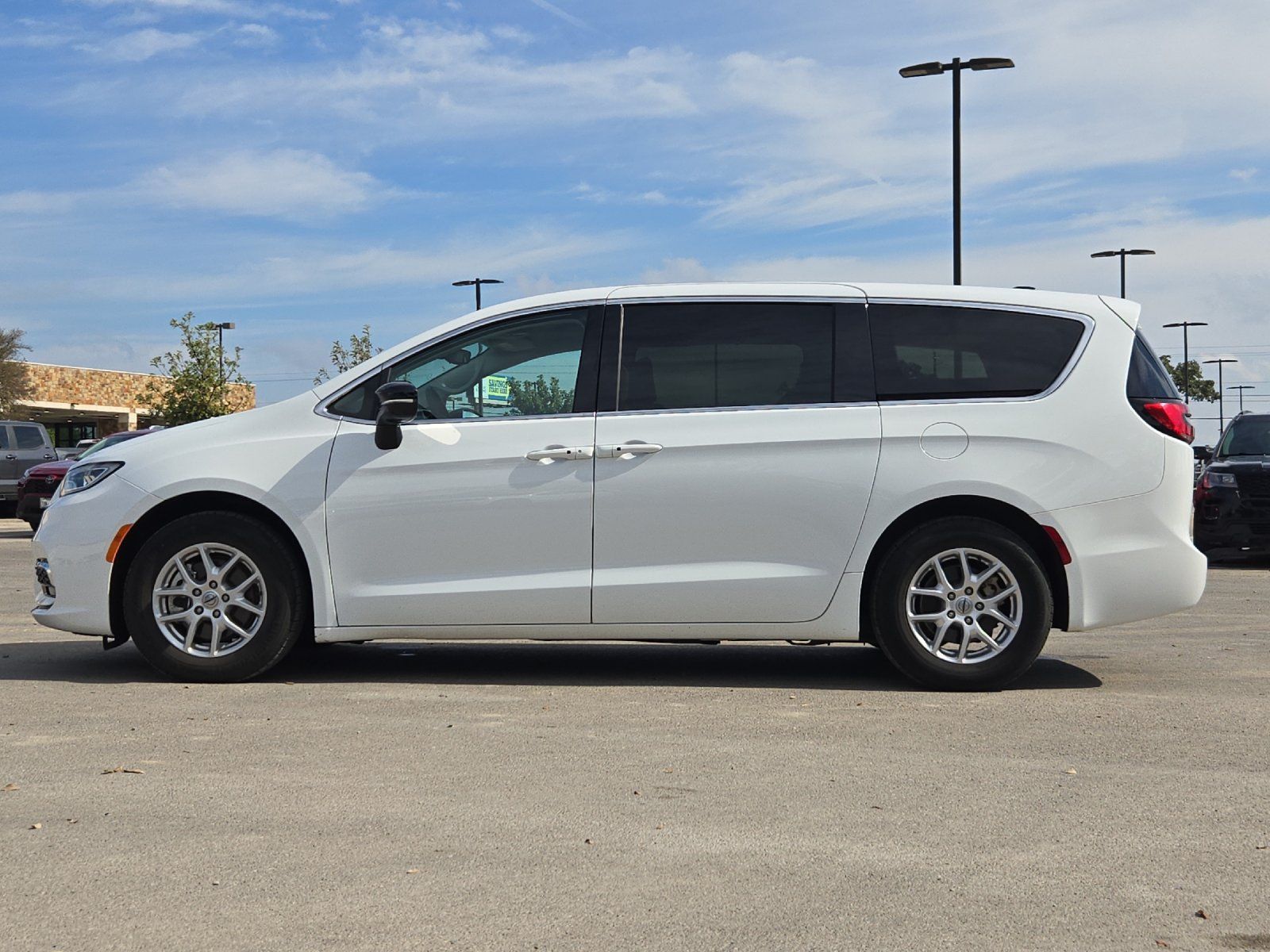 Used 2024 Chrysler Pacifica Touring-L FWD image 2