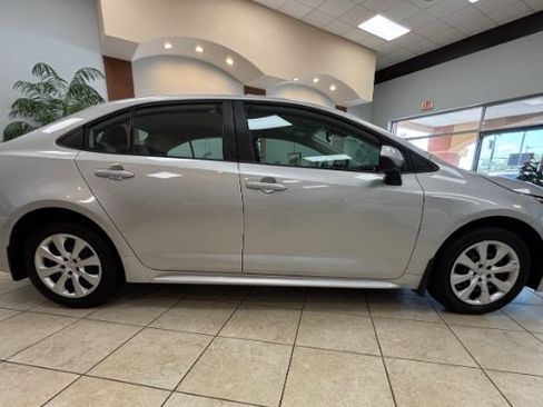 Used 2025 Toyota Corolla LE FWD image 5