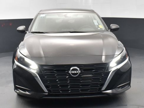 Used 2024 Nissan Altima 2.5 SV image 2