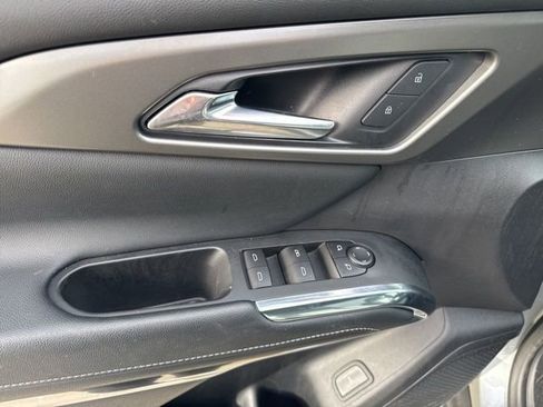 Used 2025 Chevrolet Traverse LT image 19