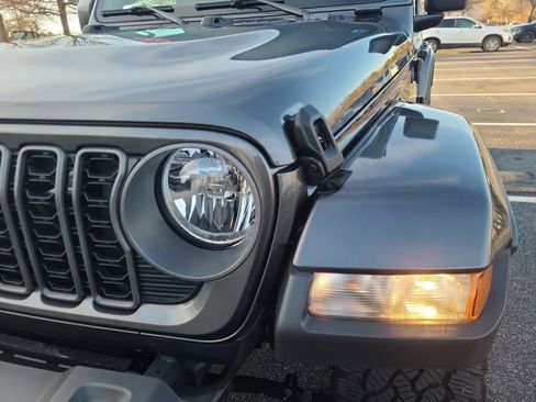 Used 2025 Jeep Gladiator Sport image 30