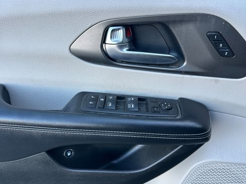 Used 2022 Chrysler Pacifica Touring-L image 11