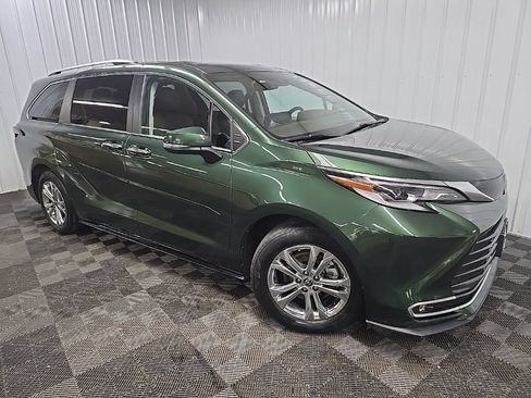 Used 2023 Toyota Sienna Platinum AWD/4WD image 7