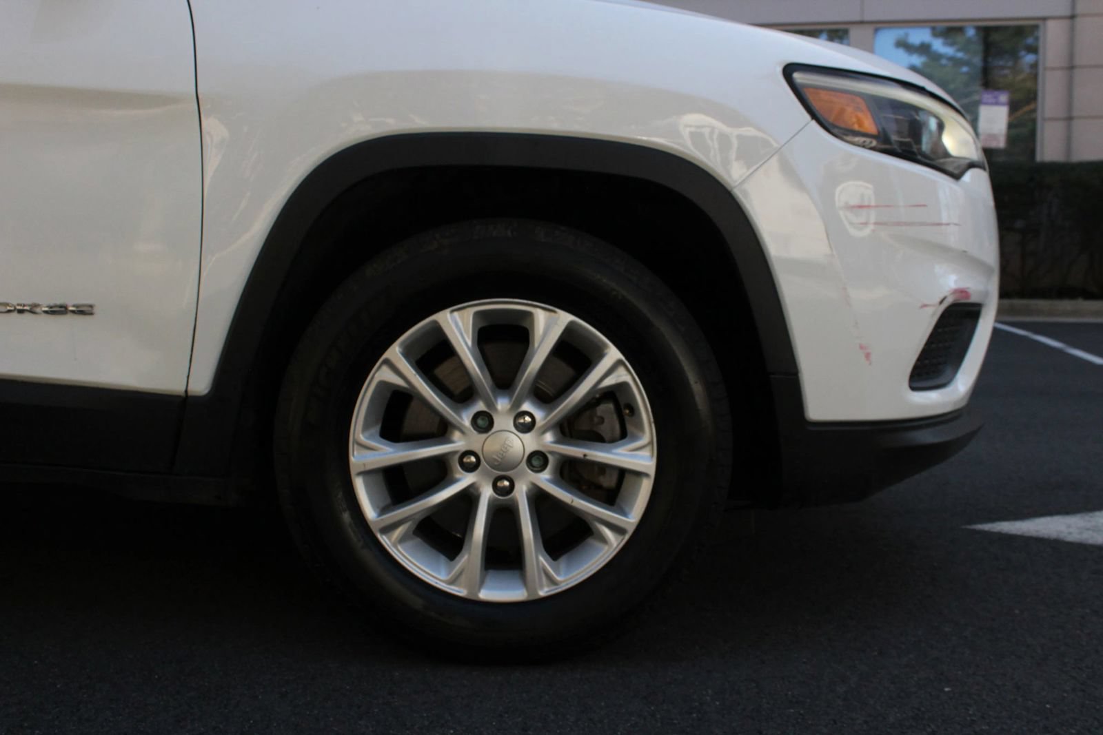 Used 2020 Jeep Cherokee Latitude FWD image 4