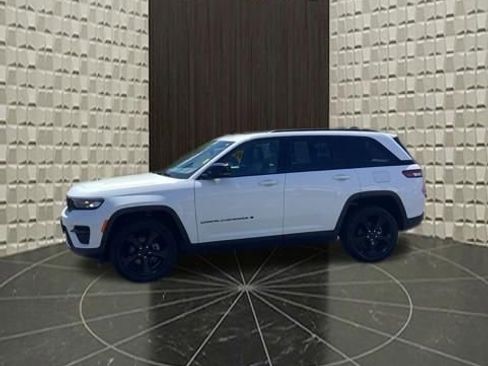 Certified 2023 Jeep Grand Cherokee Altitude AWD/4WD image 8