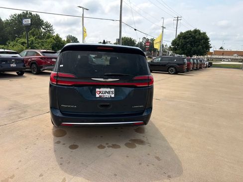 Used 2024 Chrysler Pacifica Limited FWD image 9