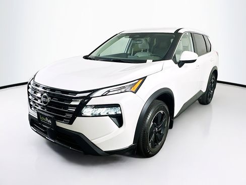 Used 2024 Nissan Rogue SV image 3