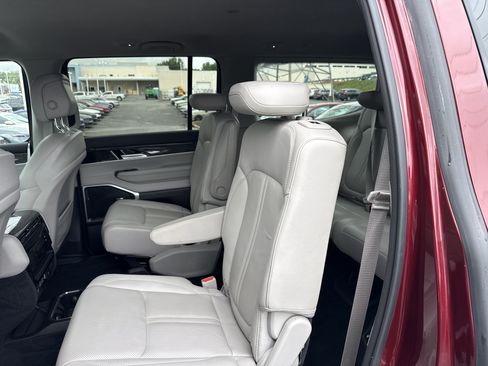 Used 2022 Jeep Wagoneer Series III w/ Flexible Seating Group AWD/4WD image 31